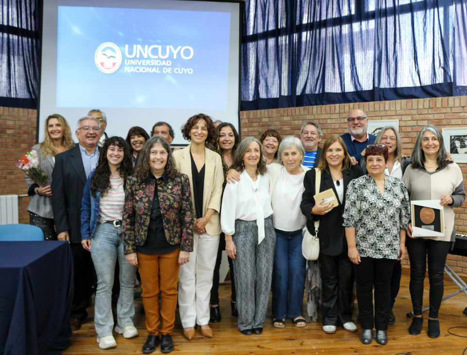 imagen La FAD celebró la trayectoria de su comunidad académica con un emotivo acto de reconocimientos