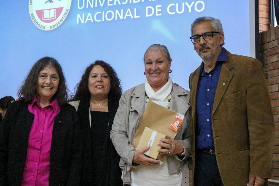 imagen Una comunidad que honra su historia: la FAD distinguió a Mónica Pacheco como Profesora Emérita de la UNCUYO y homenajeó a su personal jubilado y con 30 años de servicio