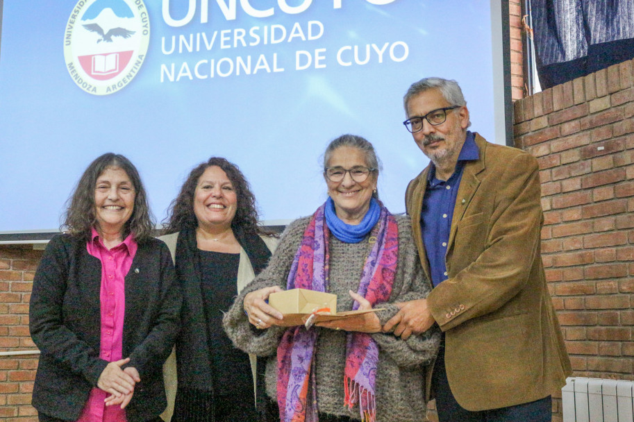 imagen Una comunidad que honra su historia: la FAD distinguió a Mónica Pacheco como Profesora Emérita de la UNCUYO y homenajeó a su personal jubilado y con 30 años de servicio