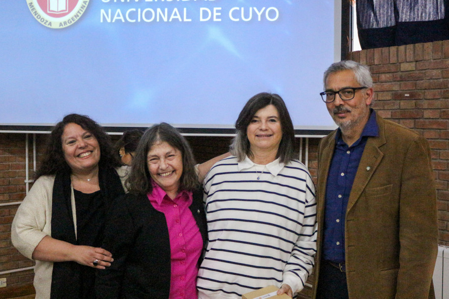 imagen Una comunidad que honra su historia: la FAD distinguió a Mónica Pacheco como Profesora Emérita de la UNCUYO y homenajeó a su personal jubilado y con 30 años de servicio