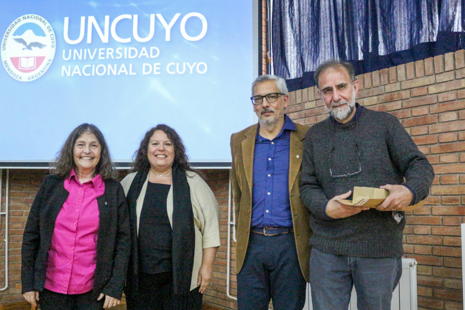 imagen Una comunidad que honra su historia: la FAD distinguió a Mónica Pacheco como Profesora Emérita de la UNCUYO y homenajeó a su personal jubilado y con 30 años de servicio