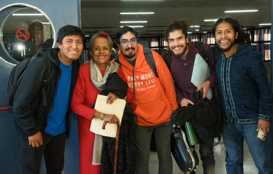 imagen La comunidad de la FAD recibiendo con entusiasmo a Susana Baca
