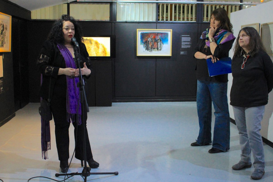 imagen Marcela Furlani, Prof. Claudia Peralta y Decana Dra. Laura Braconi inaugurando la muestra