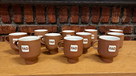imagen La FAD avanza en su compromiso con la sostenibilidad con la entrega de tazas cerámicas institucionales