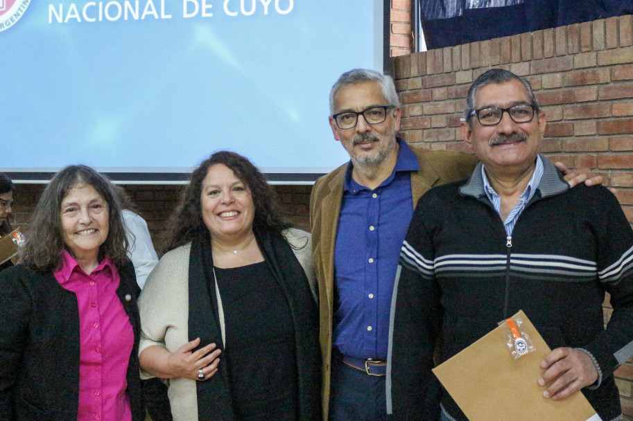 imagen Una comunidad que honra su historia: la FAD distinguió a Mónica Pacheco como Profesora Emérita de la UNCUYO y homenajeó a su personal jubilado y con 30 años de servicio