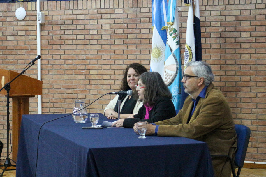 imagen Una comunidad que honra su historia: la FAD distinguió a Mónica Pacheco como Profesora Emérita de la UNCUYO y homenajeó a su personal jubilado y con 30 años de servicio