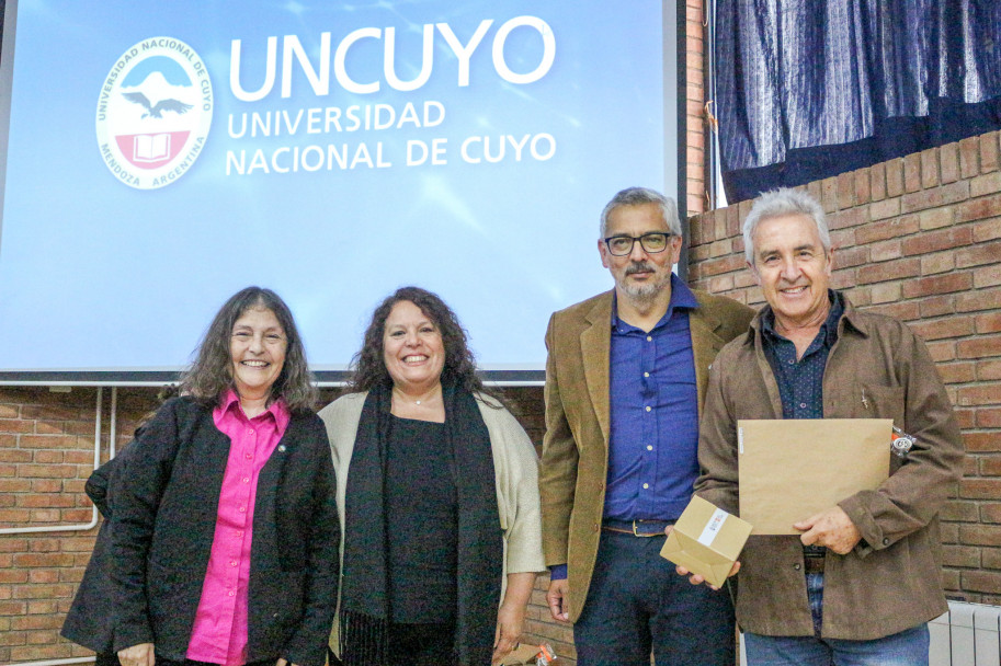 imagen Una comunidad que honra su historia: la FAD distinguió a Mónica Pacheco como Profesora Emérita de la UNCUYO y homenajeó a su personal jubilado y con 30 años de servicio