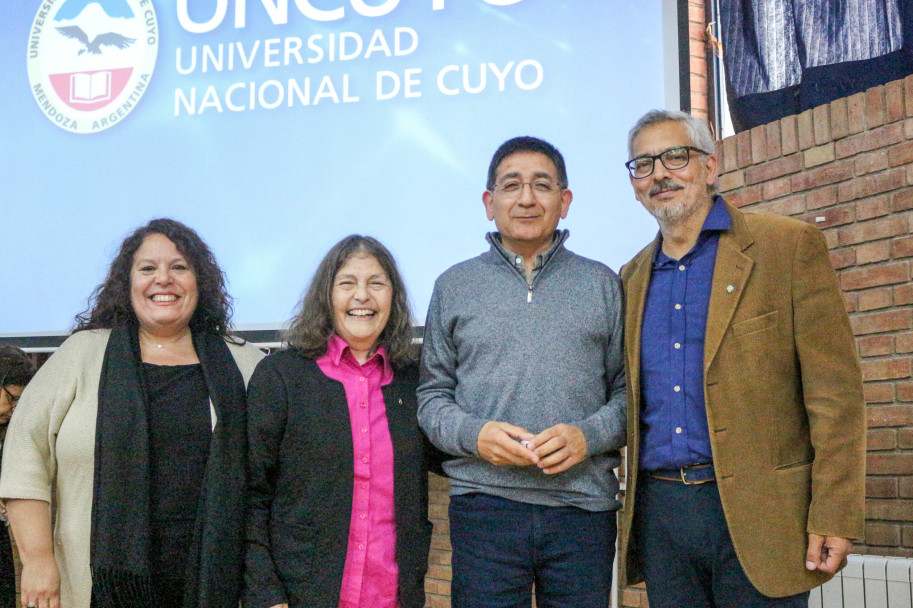 imagen Una comunidad que honra su historia: la FAD distinguió a Mónica Pacheco como Profesora Emérita de la UNCUYO y homenajeó a su personal jubilado y con 30 años de servicio