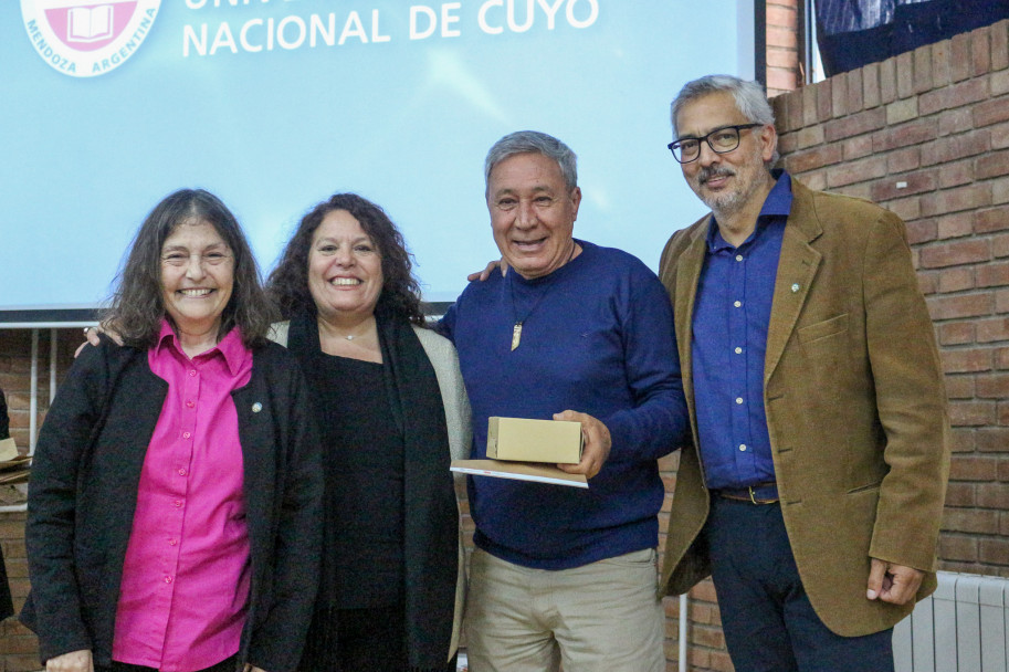 imagen Una comunidad que honra su historia: la FAD distinguió a Mónica Pacheco como Profesora Emérita de la UNCUYO y homenajeó a su personal jubilado y con 30 años de servicio