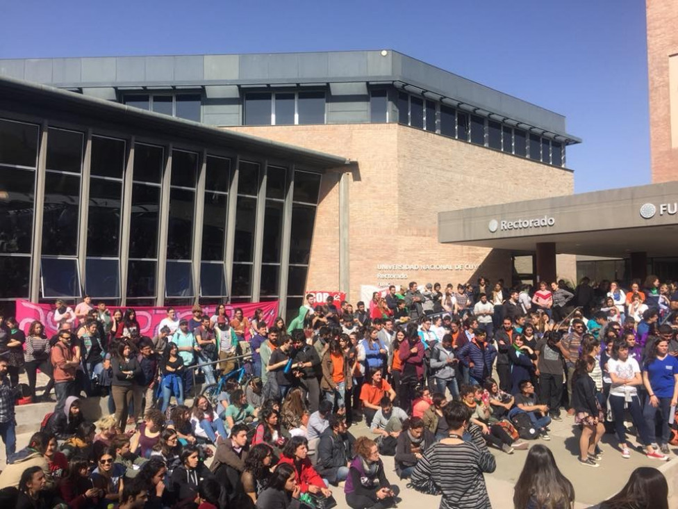 imagen La asamblea de estudiantes determinó por unanimidad la toma de la Facultad de Artes y Diseño