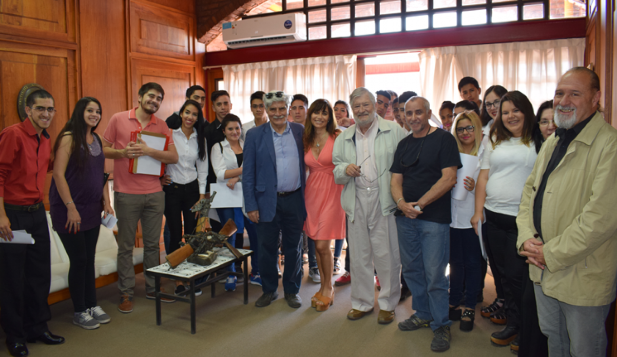 imagen Estudiantes de la Escuela "Profesor César Humberto Casiva" realizan pasantías en la Facultad 