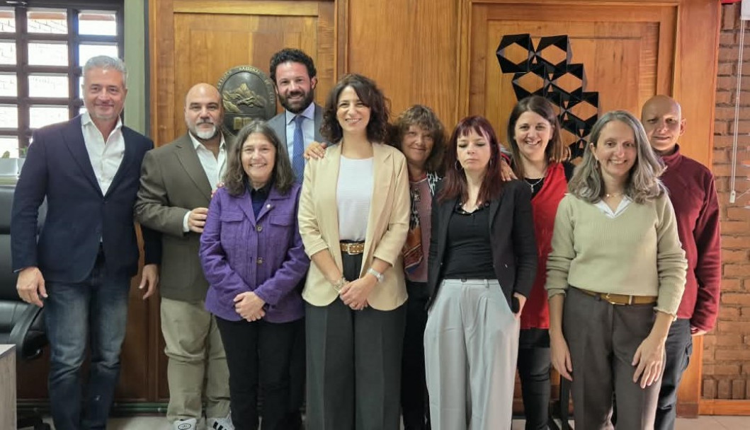 imagen Autoridades y representantes de la FAD e ISIA Di Roma durante la firma del acuerdo de cooperación