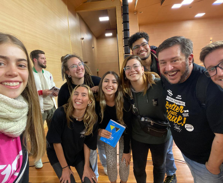 imagen Hernán Casciari junto a estudiantes de la FAD