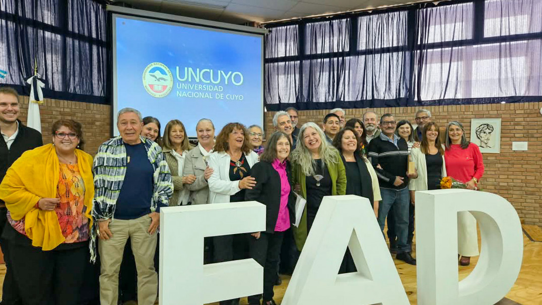 imagen Una comunidad que honra su historia: la FAD distinguió a Mónica Pacheco como Profesora Emérita de la UNCUYO y homenajeó a su personal jubilado y con 30 años de servicio