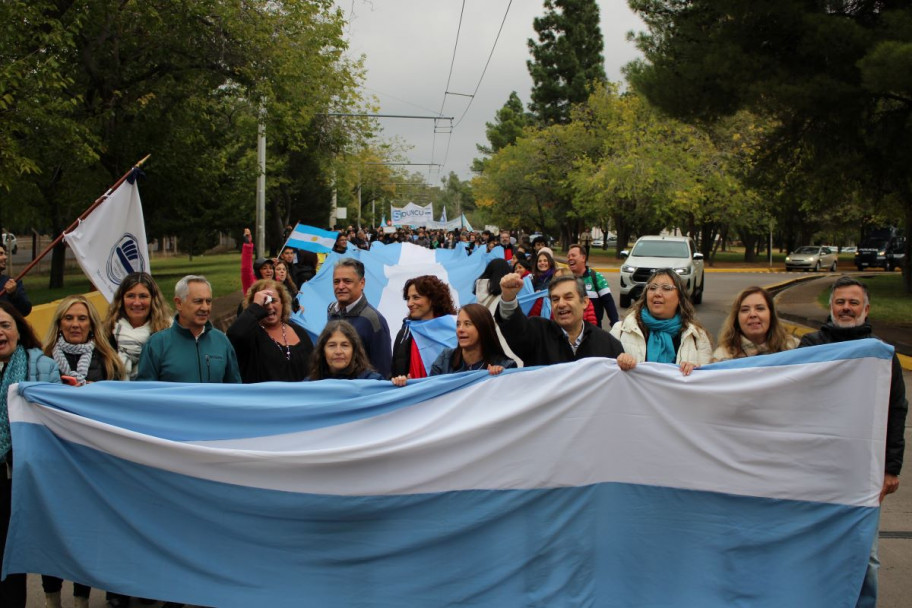 imagen Las autoridades de las distintas Unidades Académicas encabezaron el banderazo