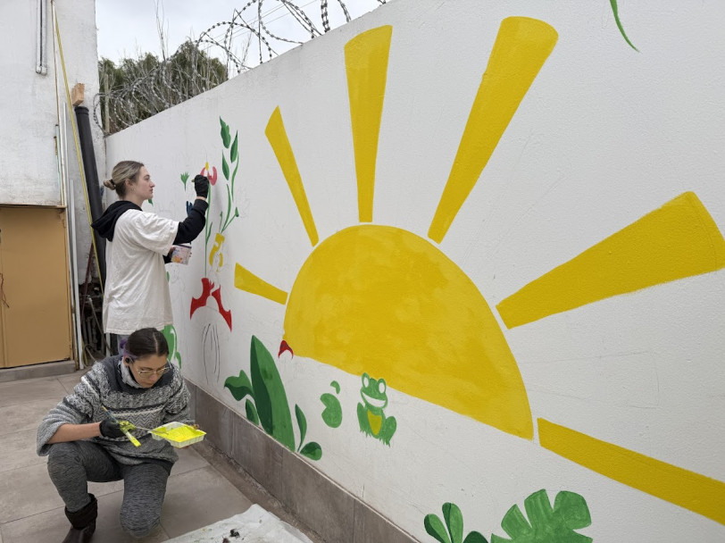 imagen Estudiantes de Diseño de la FAD realizaron murales en un Jardín Maternal de Las Heras