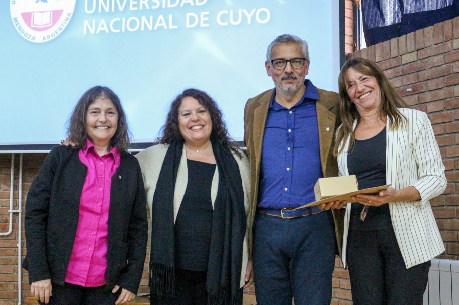imagen Una comunidad que honra su historia: la FAD distinguió a Mónica Pacheco como Profesora Emérita de la UNCUYO y homenajeó a su personal jubilado y con 30 años de servicio