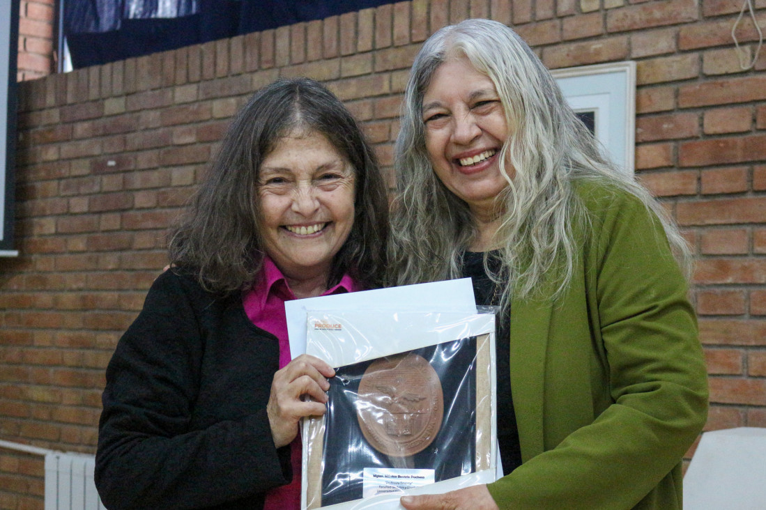 imagen Una comunidad que honra su historia: la FAD distinguió a Mónica Pacheco como Profesora Emérita de la UNCUYO y homenajeó a su personal jubilado y con 30 años de servicio