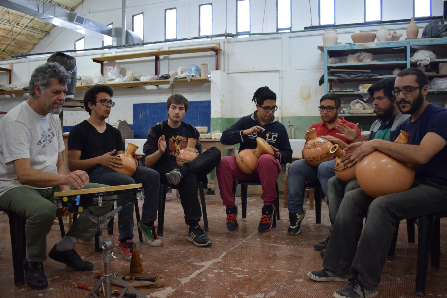 imagen Estudiantes de Música visitaron los talleres de Cerámica