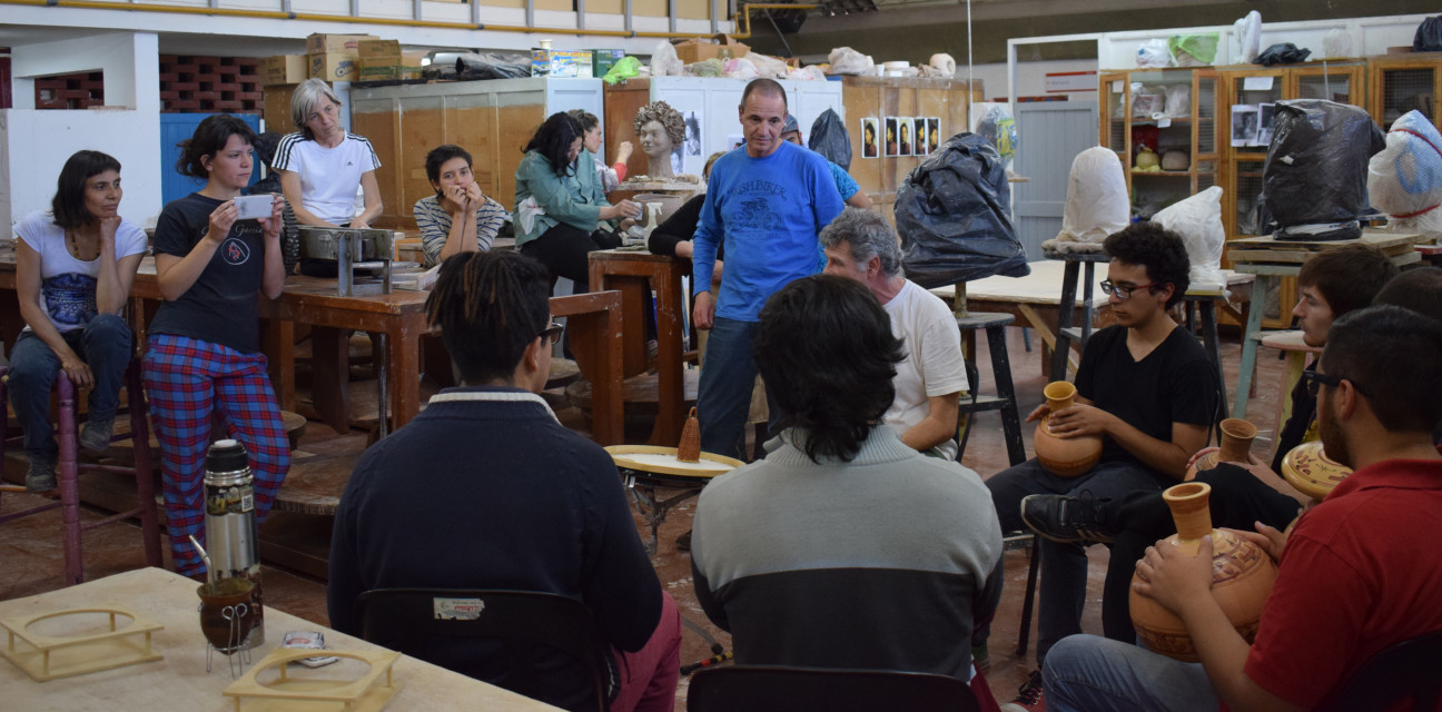 imagen Estudiantes de Música visitaron los talleres de Cerámica