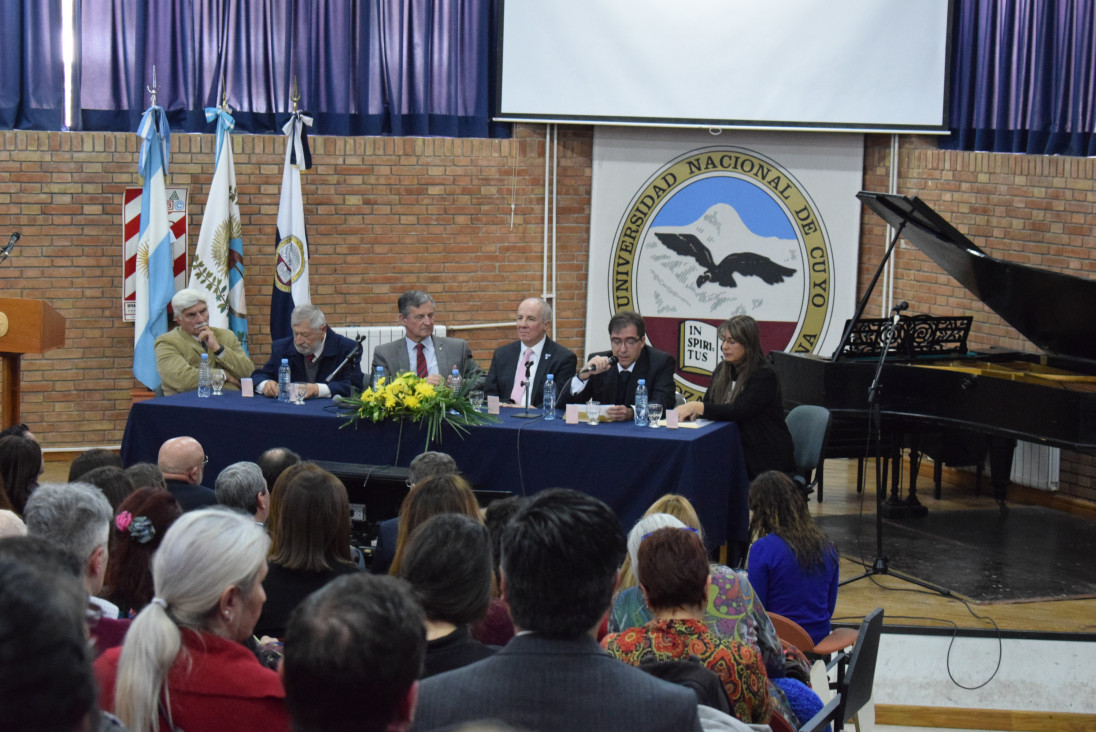 imagen Asunción y juramento de nuevas autoridades de la Facultad de Artes y Diseño