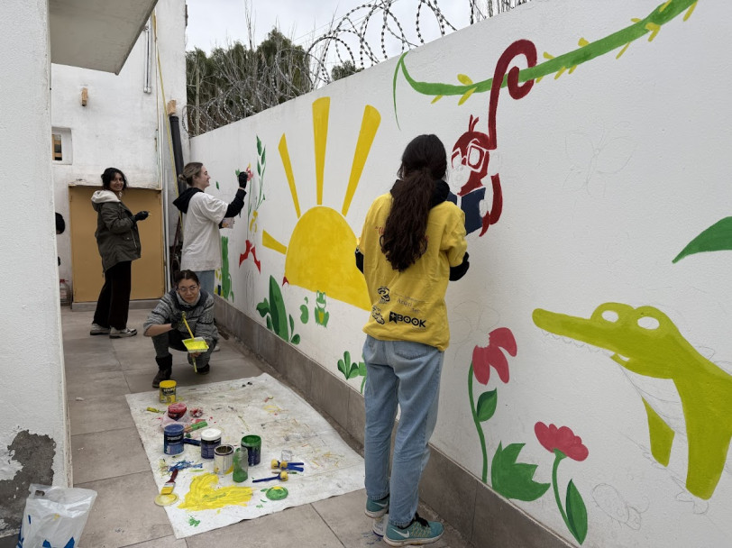 imagen Estudiantes de Diseño de la FAD realizaron murales en un Jardín Maternal de Las Heras