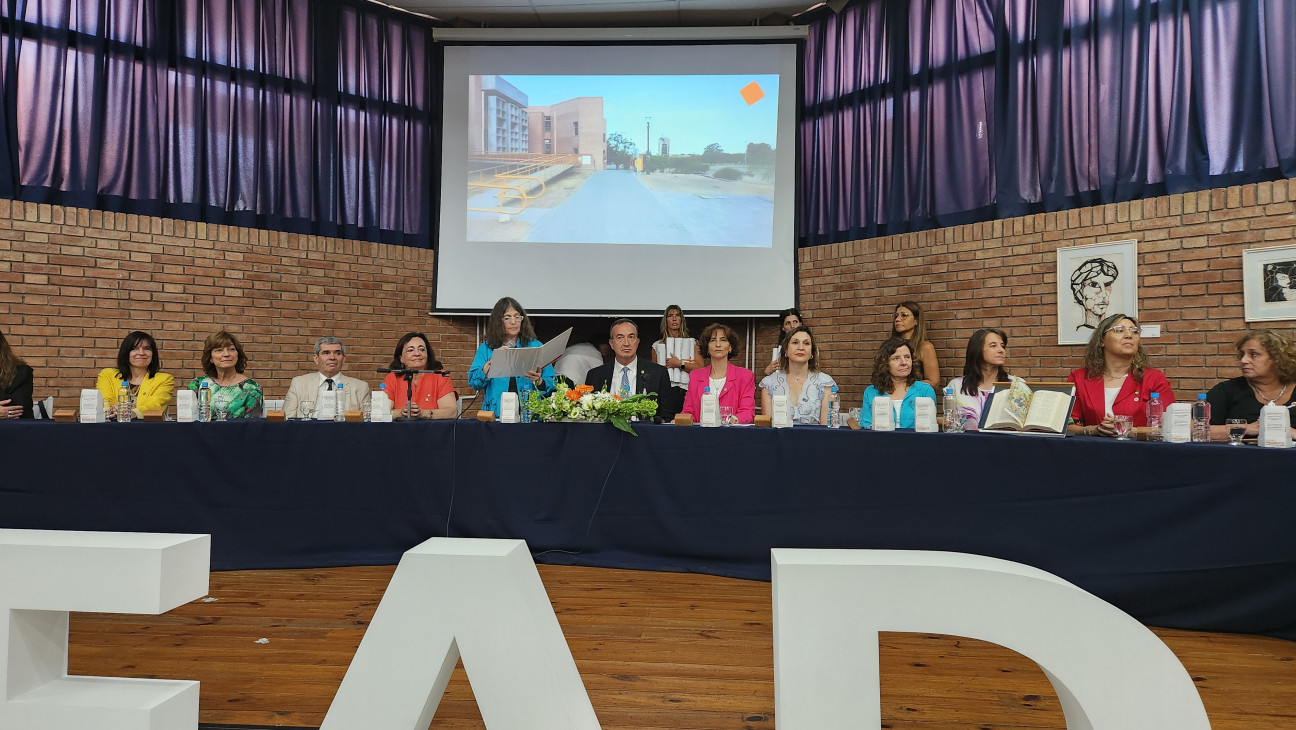 imagen La FAD celebró su Colación de Grado y Posgrado resaltando el compromiso con la educación pública