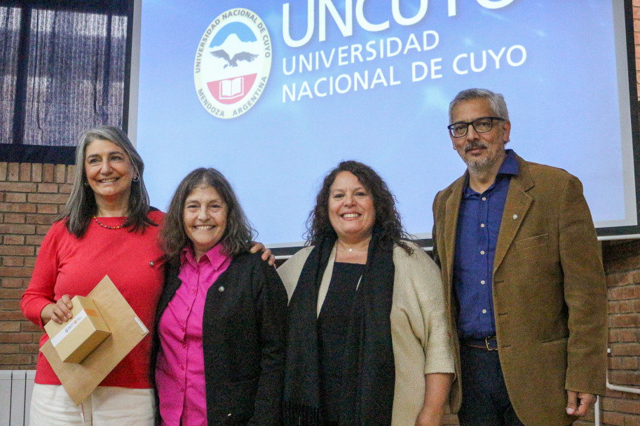 imagen Una comunidad que honra su historia: la FAD distinguió a Mónica Pacheco como Profesora Emérita de la UNCUYO y homenajeó a su personal jubilado y con 30 años de servicio