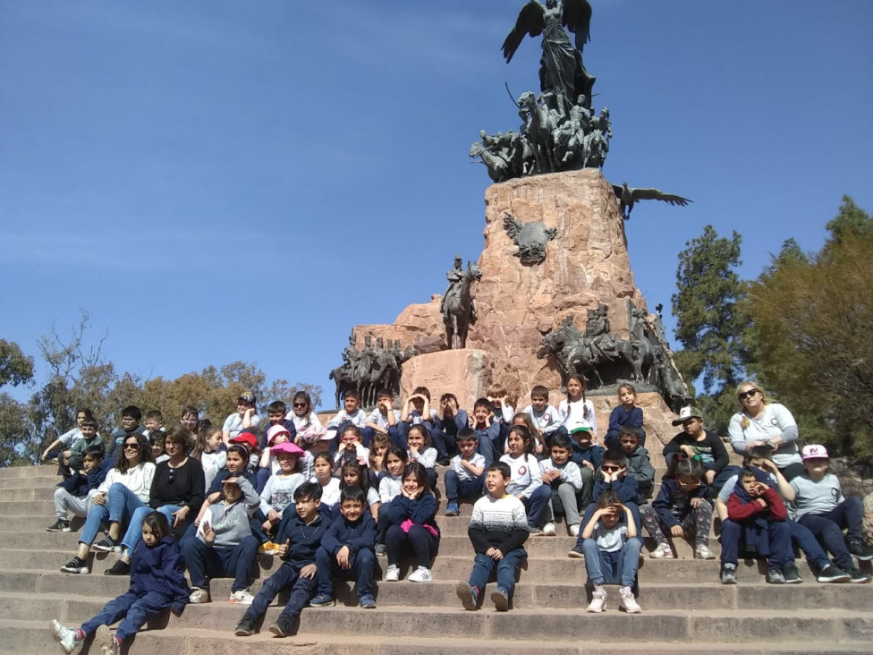 imagen La FAD realizó visita guiada al Cerro de la Gloria para estudiantes de primaria