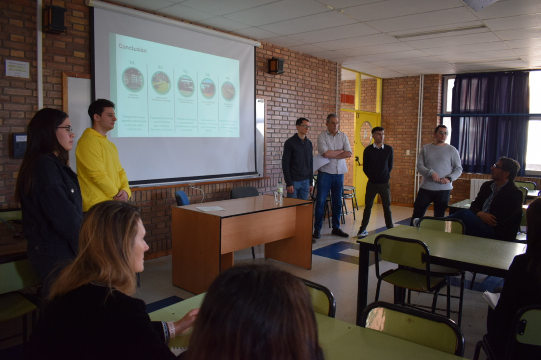 imagen Estudiantes de la FAD presentaron proyectos de diseño para la empresa Dervinsa