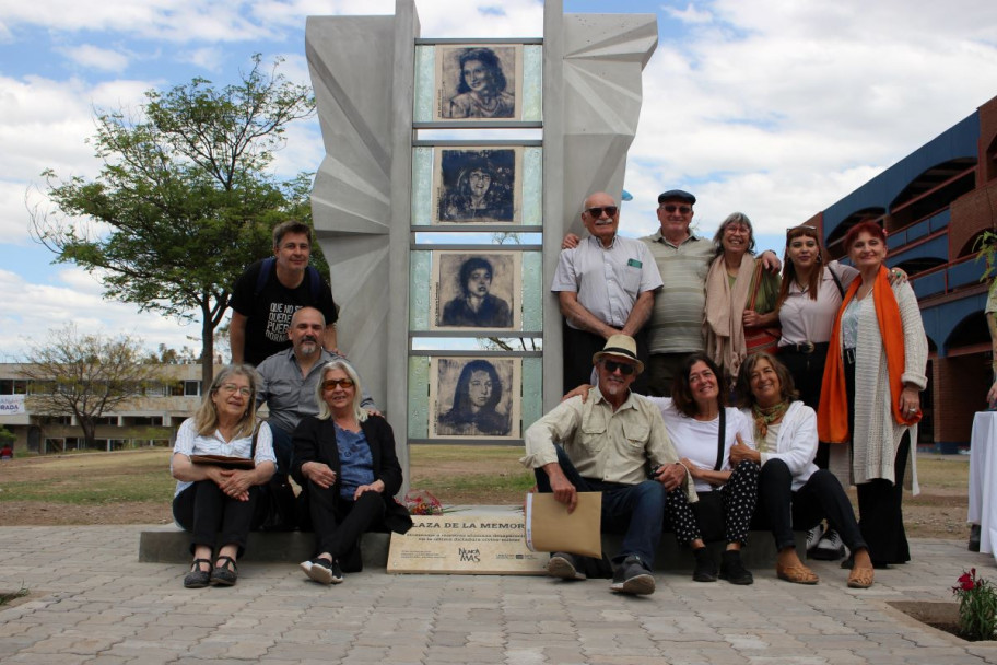 imagen Familiares de las estudiantes homenajeadas junto a Organismos de Derechos Humanos