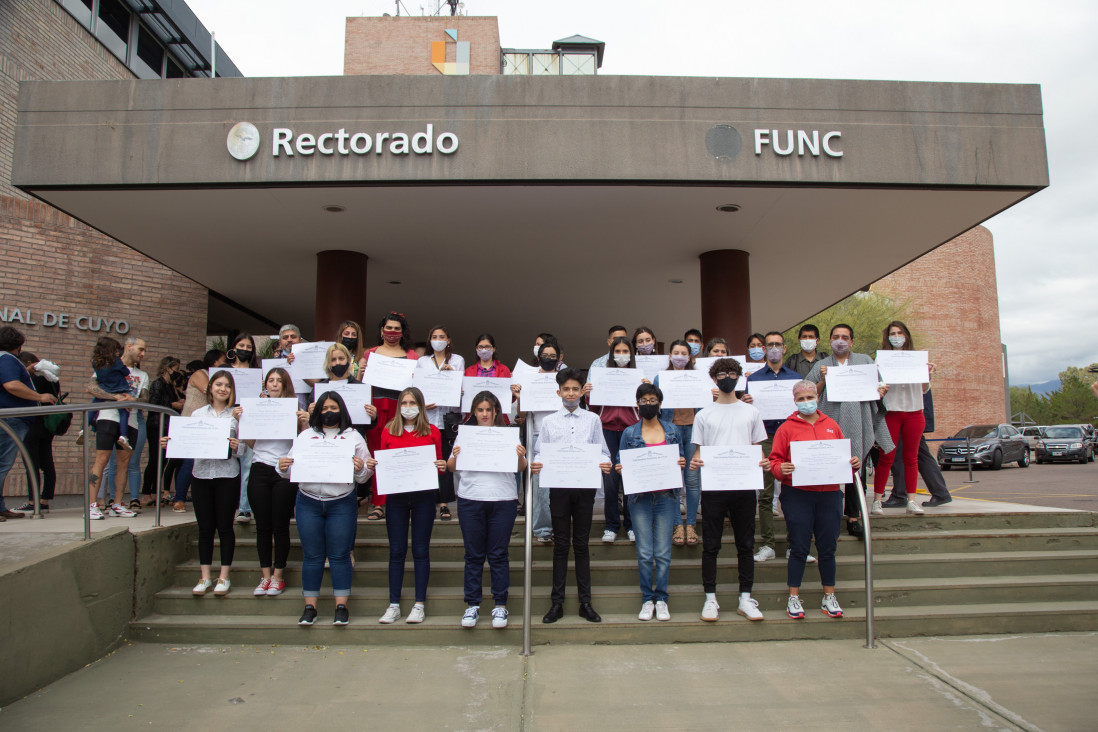 imagen Estudiantes, graduados y graduadas de la FAD recibieron la distinción "María Elisa Norton Farmache"