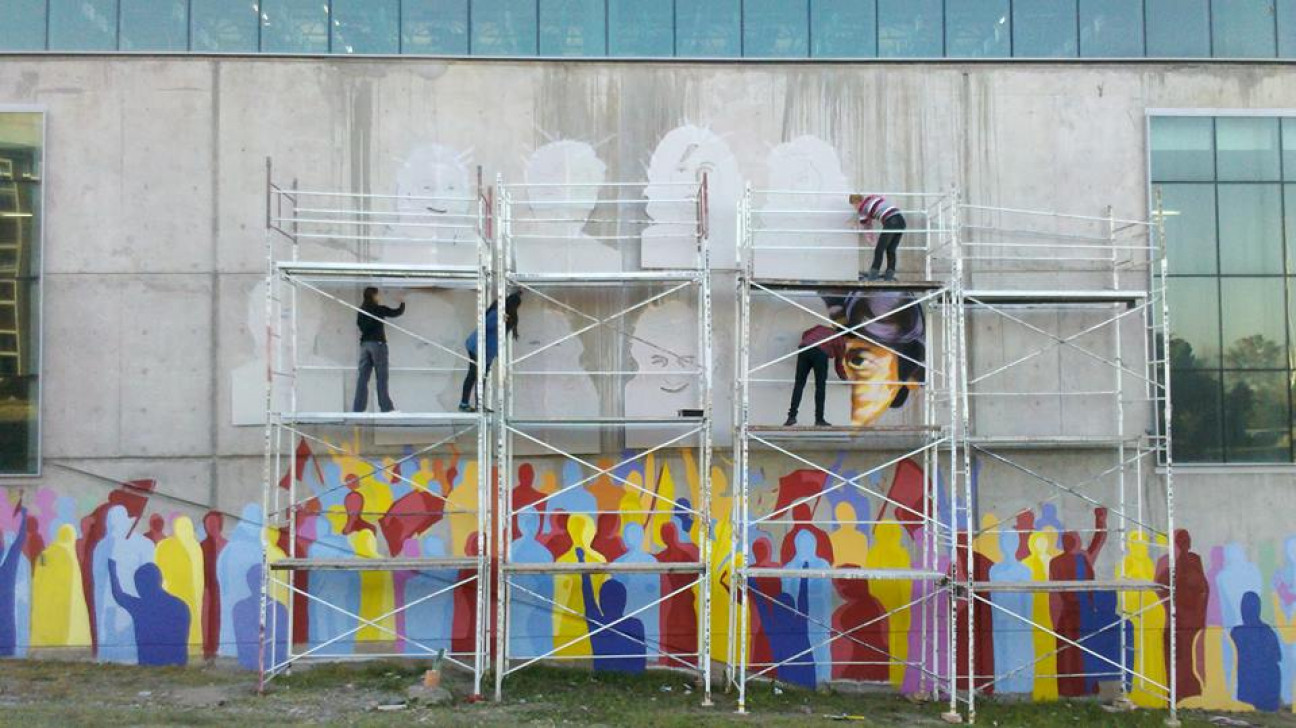 imagen Pintan un mural en homenaje a estudiantes desaparecidos