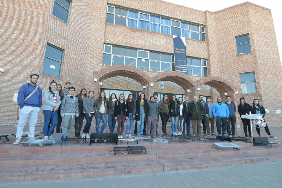 imagen Estudiantes de la FAD innovaron en el diseño de parrillas para asado