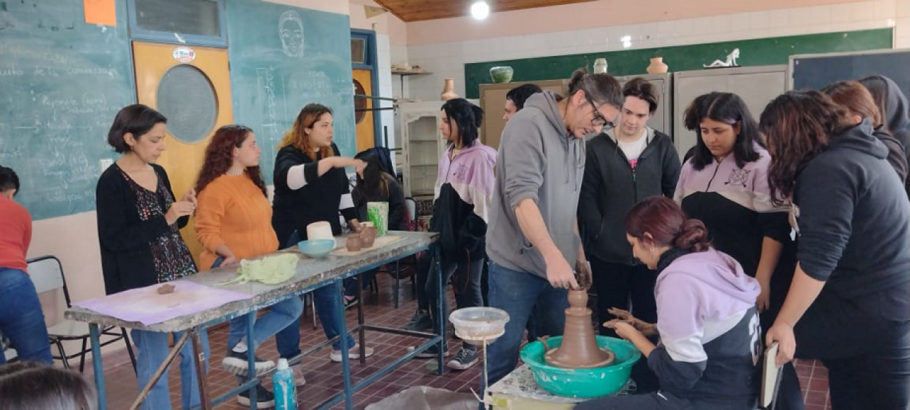 imagen Estudiantes de secundarios y centros de capacitación visitan nuestras carreras de Cerámica