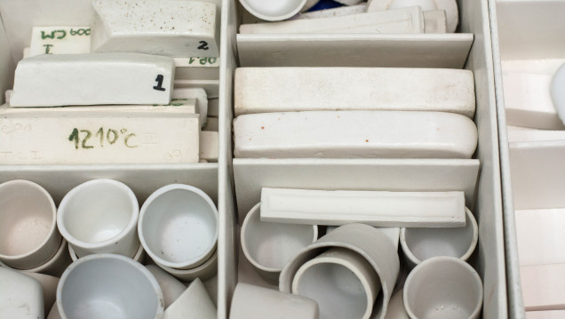 imagen Ceramistas y artistas visuales de la facultad presentan muestra de porcelana