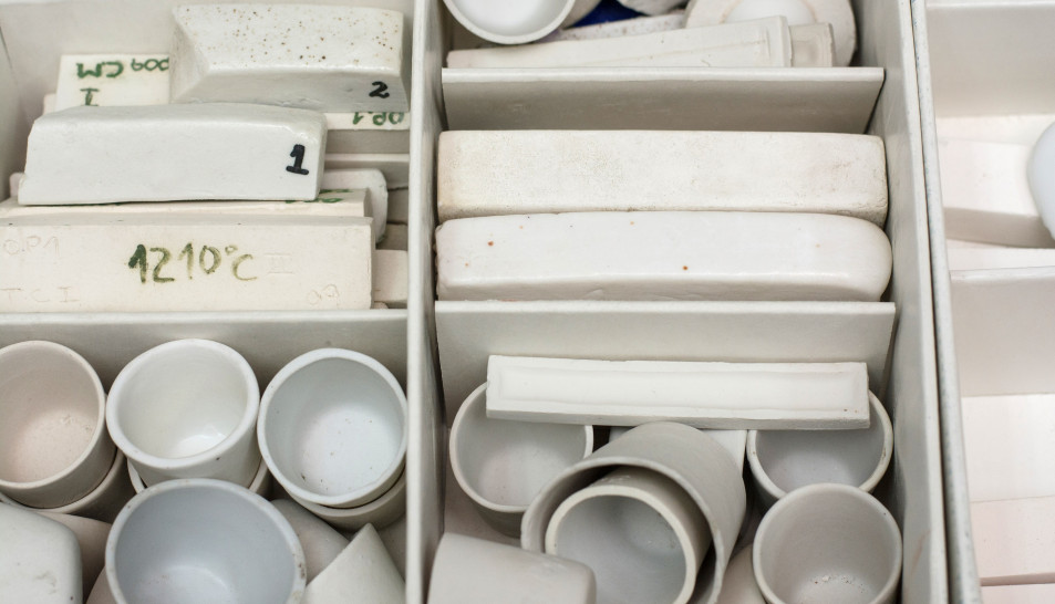 imagen Ceramistas y artistas visuales de la facultad presentan muestra de porcelana