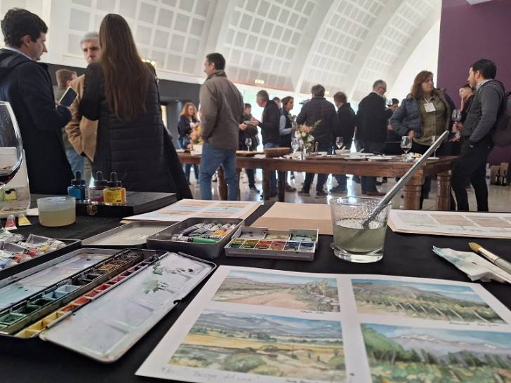 imagen Artistas y Taller de Producciones de la FAD elaboraron presentes institucionales para importante evento vitivinícola 