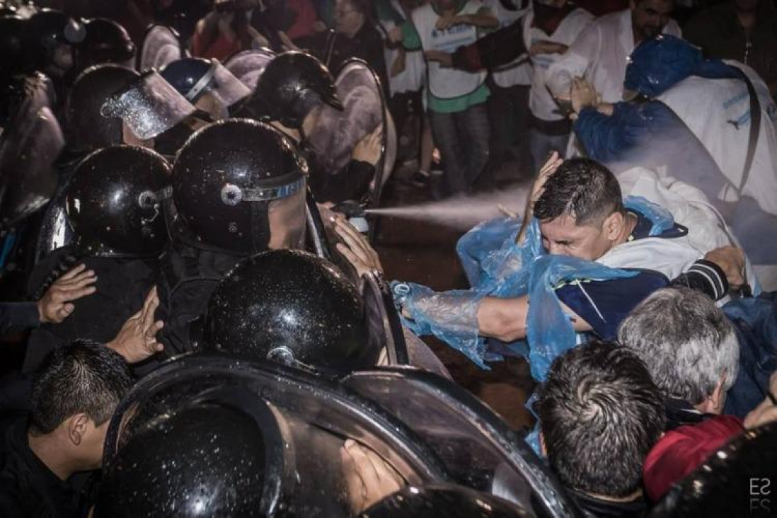 imagen Las autoridades de la Facultad de Artes y Diseño repudian la represión docente